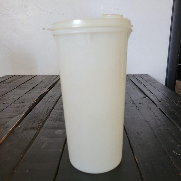 Tupperware Vintage White Handolier Canister 261-11 Pour Drink Tumbler Containter - Picture 1 of 5